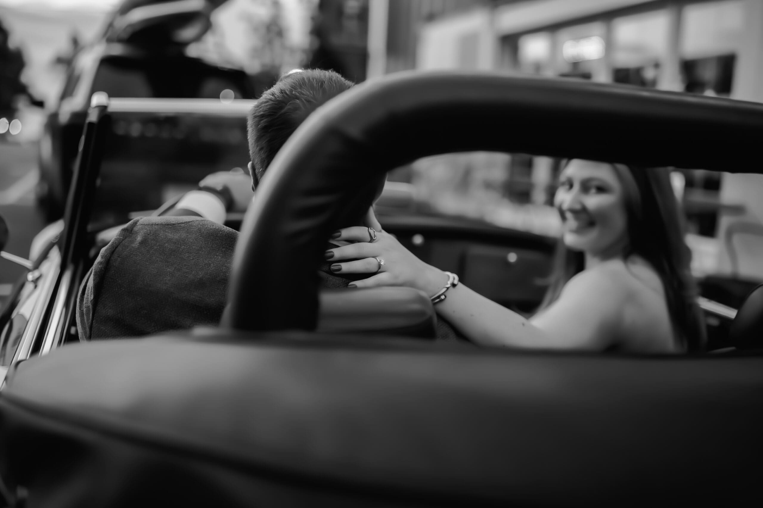 engagement-photo-in-old-classic-car