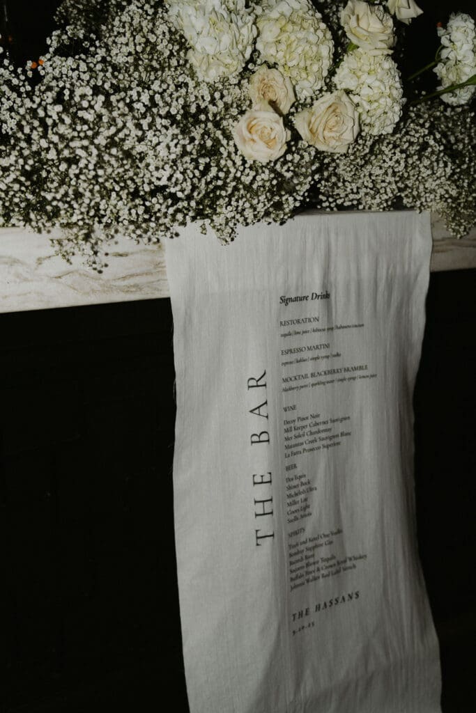 modern-astorian-wedding-linen-bar-signage-babys-breathe-bar-florals