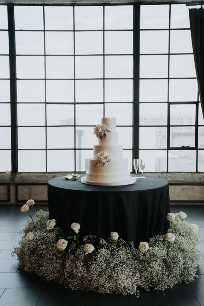 modern-astorian-wedding-wedding cake-babys-breathe-cake-table-florals
